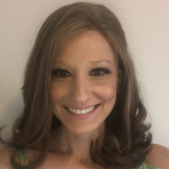 Real hair wig. Very cute. Can be styled curly or straight. - Picture 8 of 8